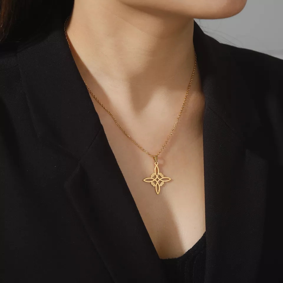 Colgante Collar Nudo de Bruja Acero Dorado - Imagen 3