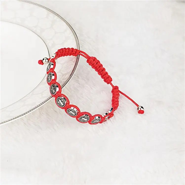 Pulsera Hilo Rojo San Benito Protector 10 Medallas - Imagen 2