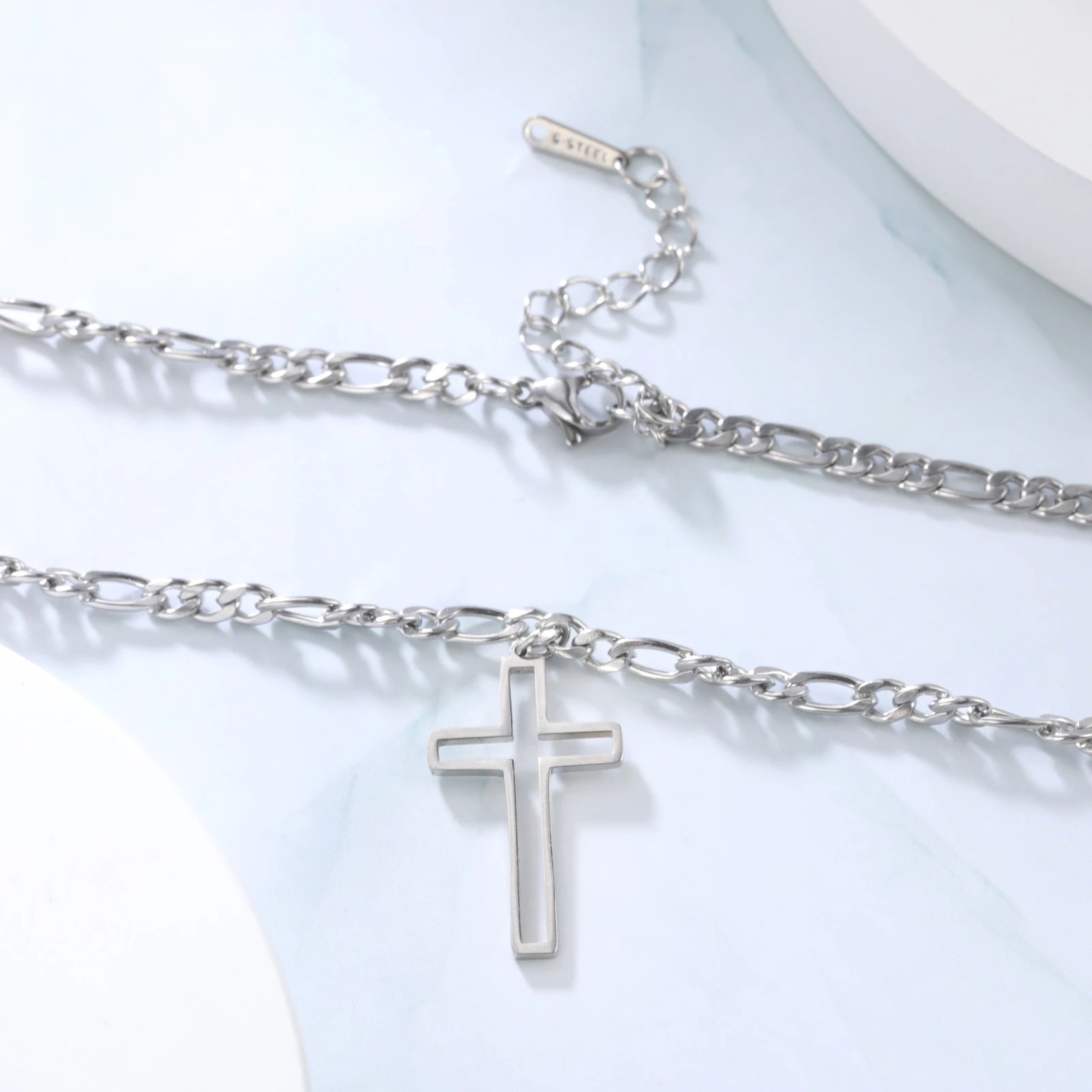 Colgante Collar Cruz Biselada Fígaro Acero Plateado - Imagen 7