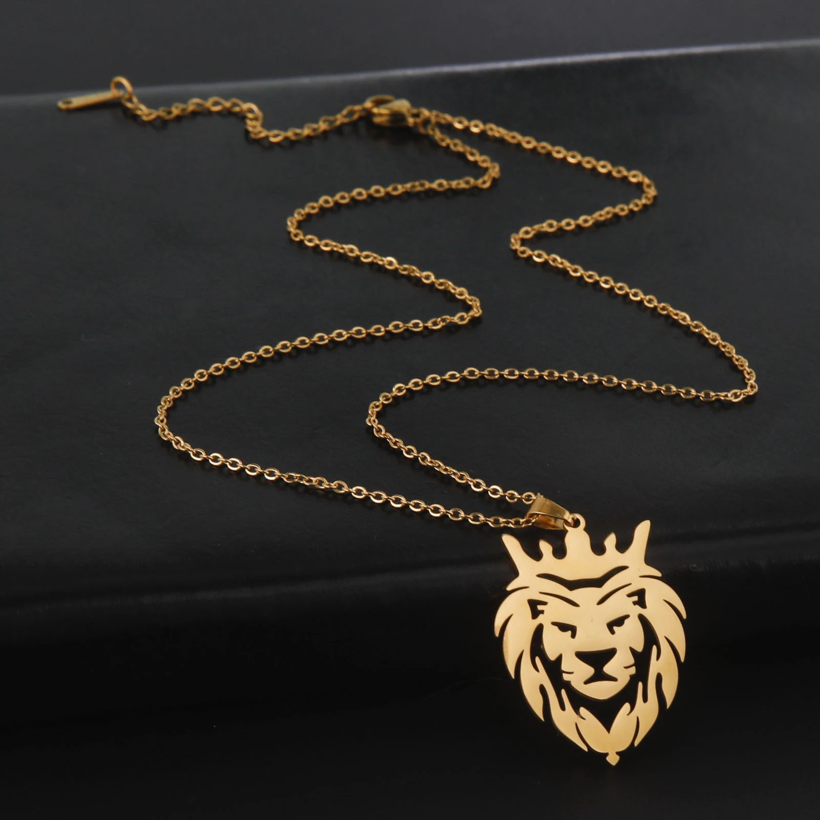Collar Cabeza Leon Corona King Acero Dorado - Imagen 4