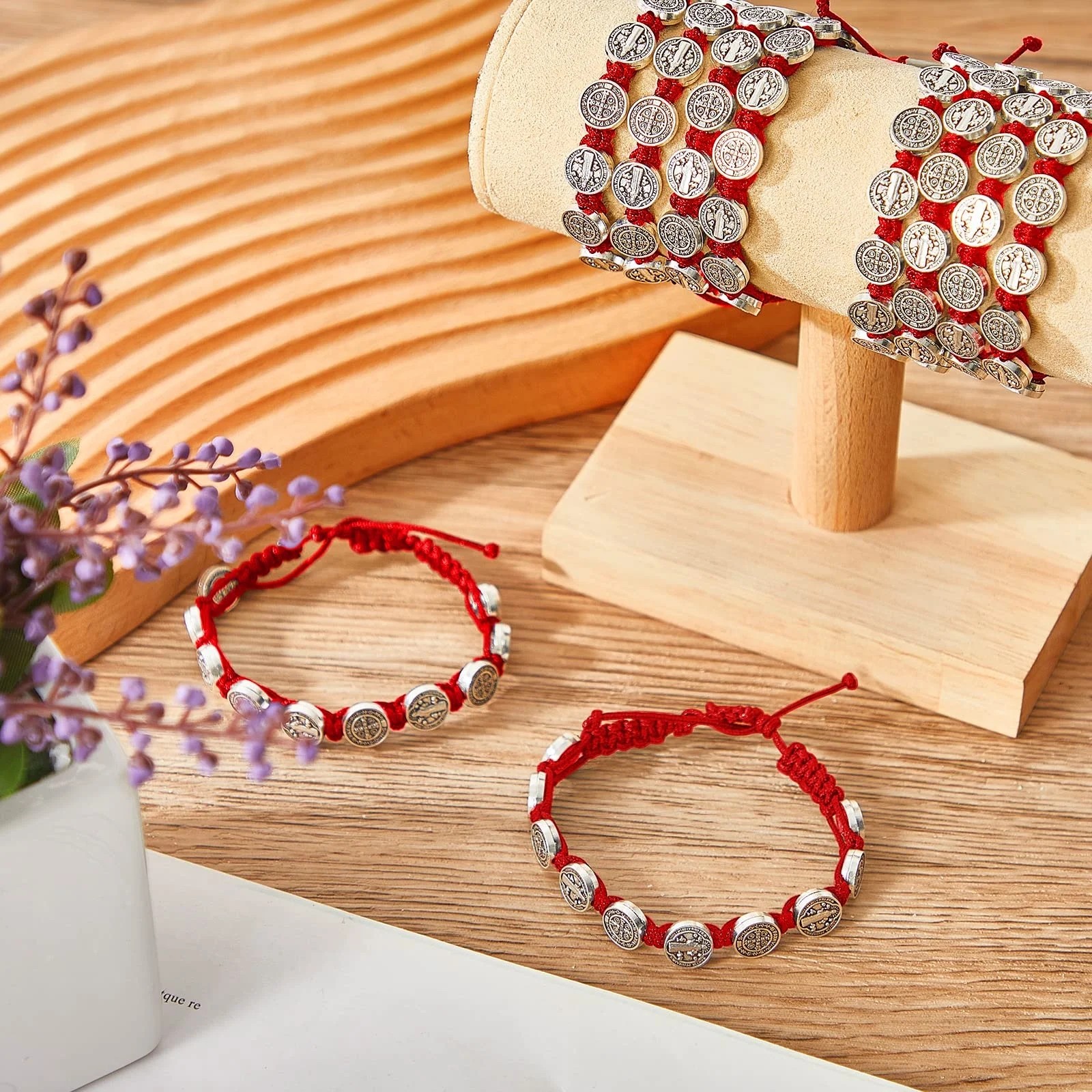 Pulsera Hilo Rojo San Benito Protector 10 Medallas MD1127
